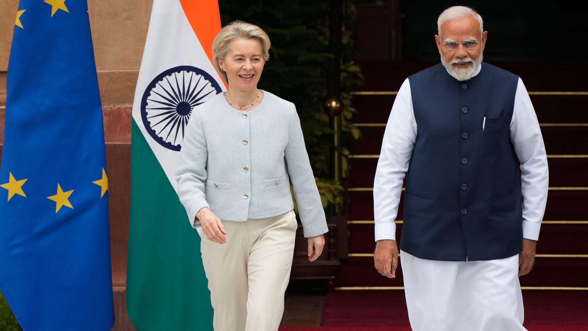 Neu Delhi: Der indische Premierminister Narendra Modi spricht mit der Präsidentin der Europäischen Kommission Ursula von der Leyen vor ihrem Treffen auf Delegationsebene.