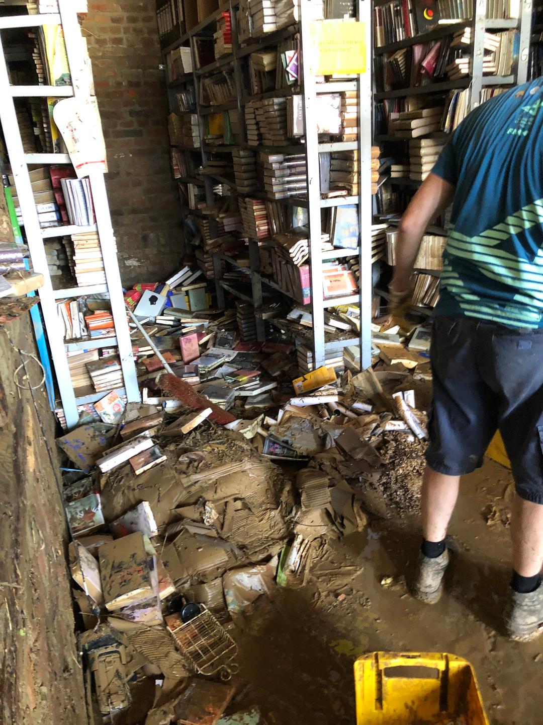 Die Bücher aus dem überfluteten Verlagsarchiv sind alle zerstört.