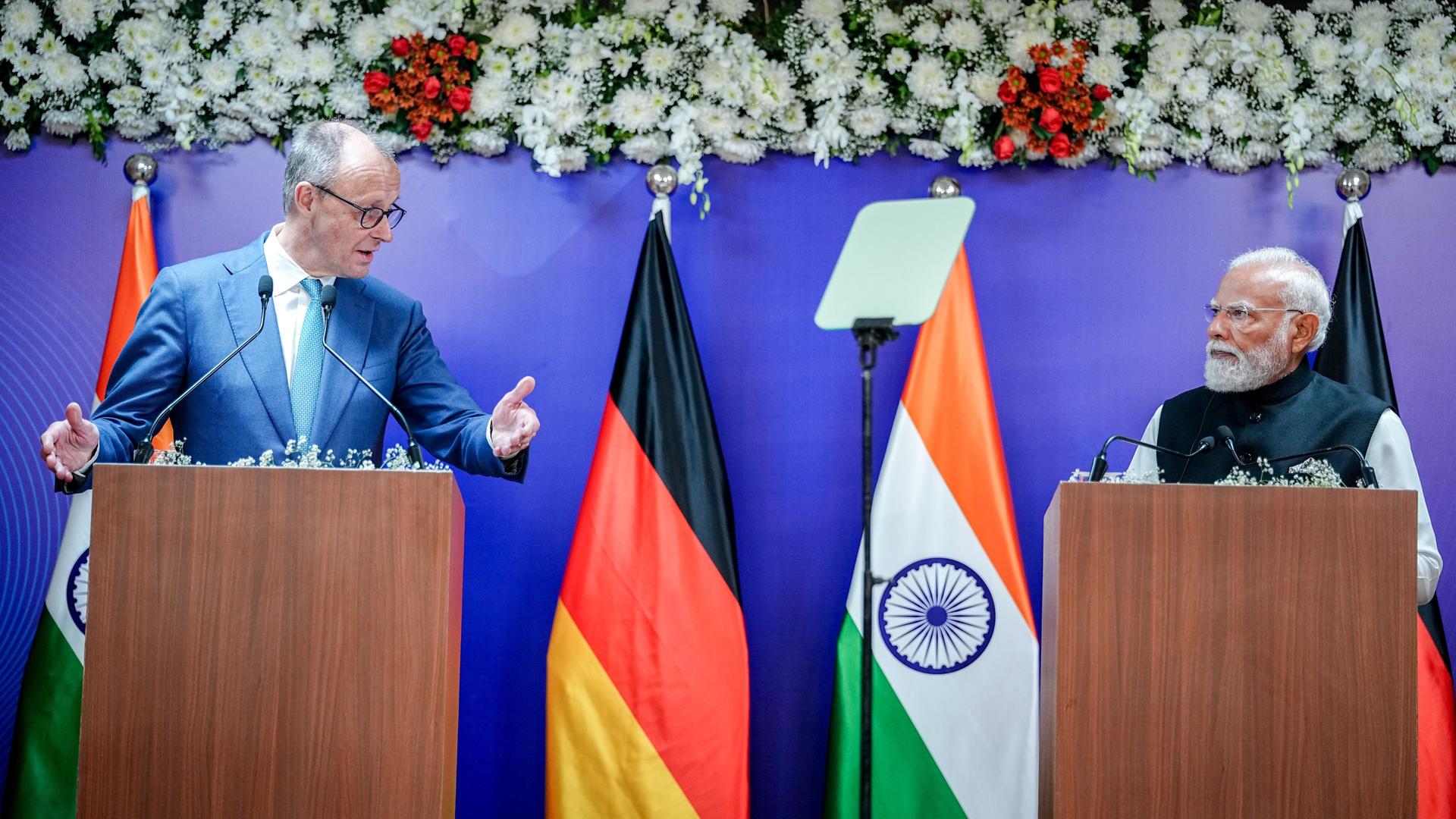 Narendra Modi (r), Premierminister von Indien, und Bundeskanzler Friedrich Merz (CDU) geben eine gemeinsame Pressekonferenz. 