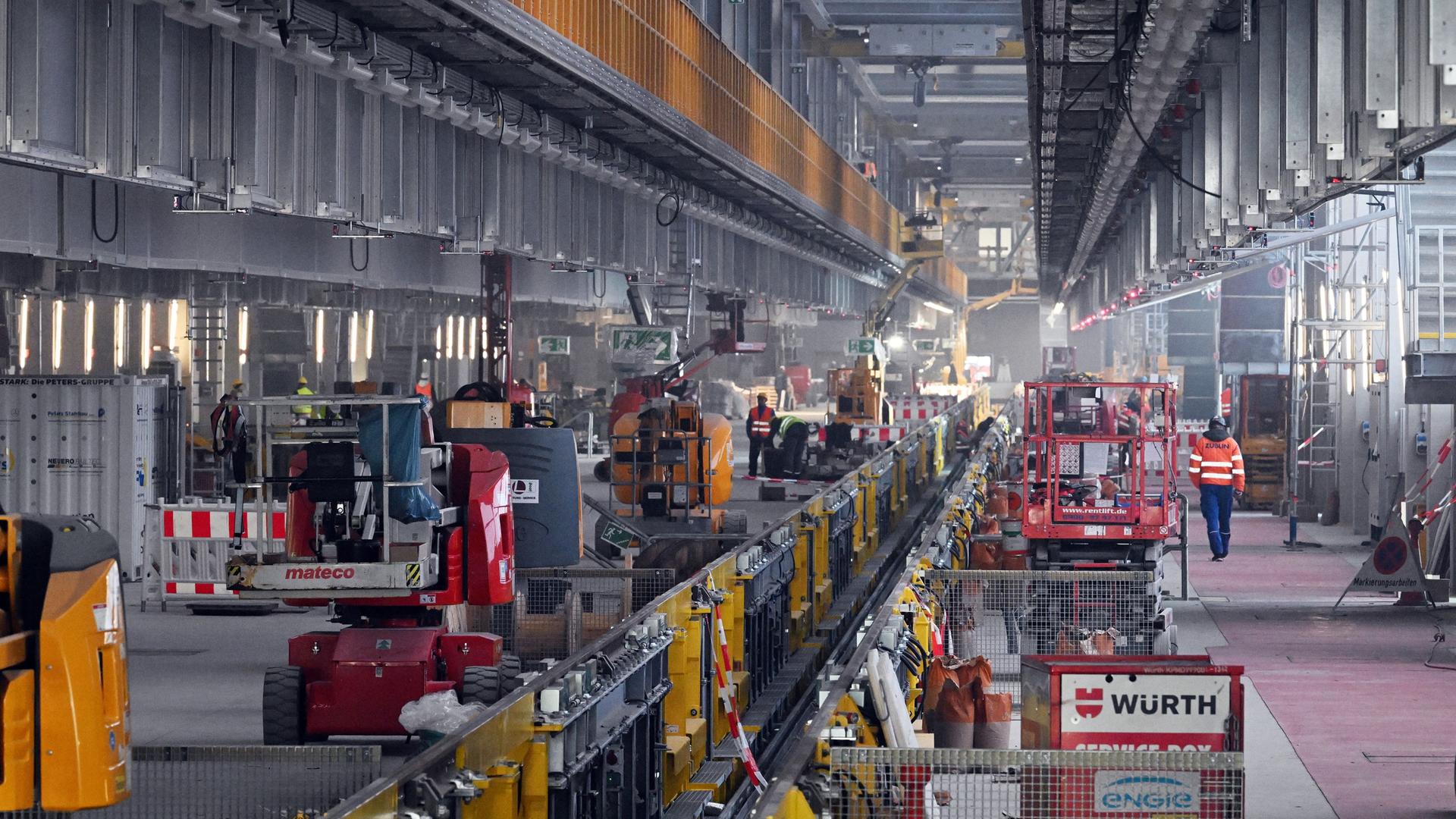 Brandenburg, Cottbus: Die Halle 2 des neuen, im Bau befindlichen ICE-Bahnwerk. Brandenburg, Cottbus: Die Halle 2 des neuen, im Bau befindlichen ICE-Bahnwerk.