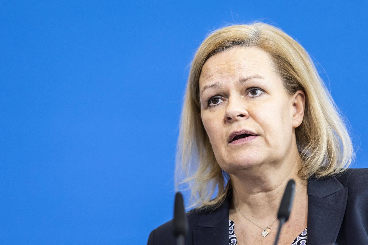 Nancy Faeser (SPD), Bundesministerin für Inneres und Heimat, steht an einem Rednerpult