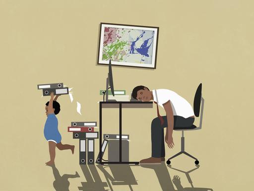 Illustration: Erschöpfter Vater schläft am Schreibtisch im Homeoffice während ein Kleinkind in Windeln mit Aktenordnern spielt.