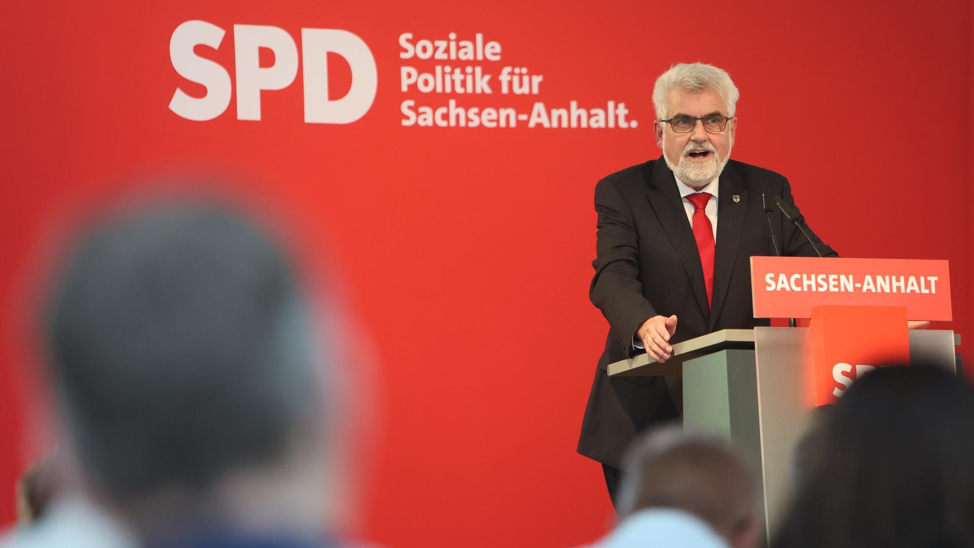 Armin Willingmann steht an einem Rednerpult während des Parteitags der SPD in Sachsen-Anhalt. Armin Willingmann steht an einem Rednerpult während des Parteitags der SPD in Sachsen-Anhalt.