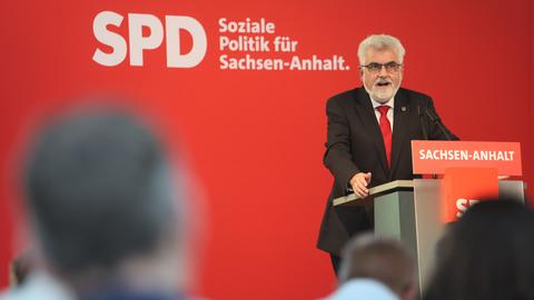 Armin Willingmann steht an einem Rednerpult während des Parteitags der SPD in Sachsen-Anhalt.