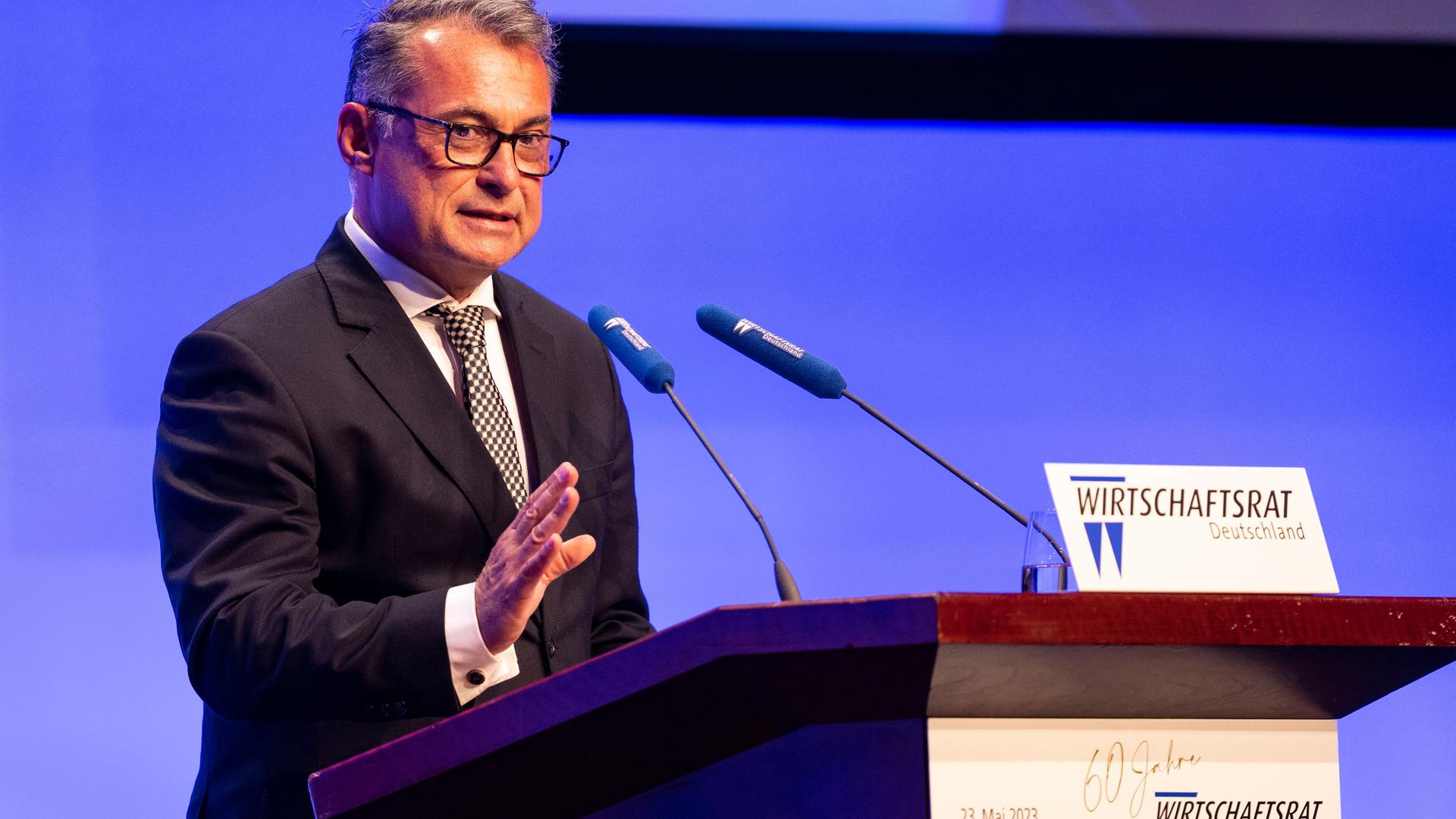 Joachim Nagel, Präsident der Deutschen Bundesbank, spricht am Rednerpult.