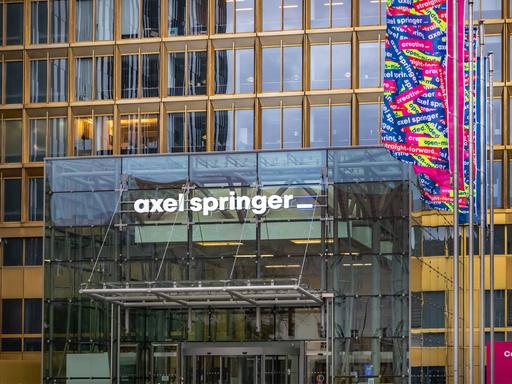 Der Eingang zur Unternehmenszentrale der Axel Springer SE in Berlin