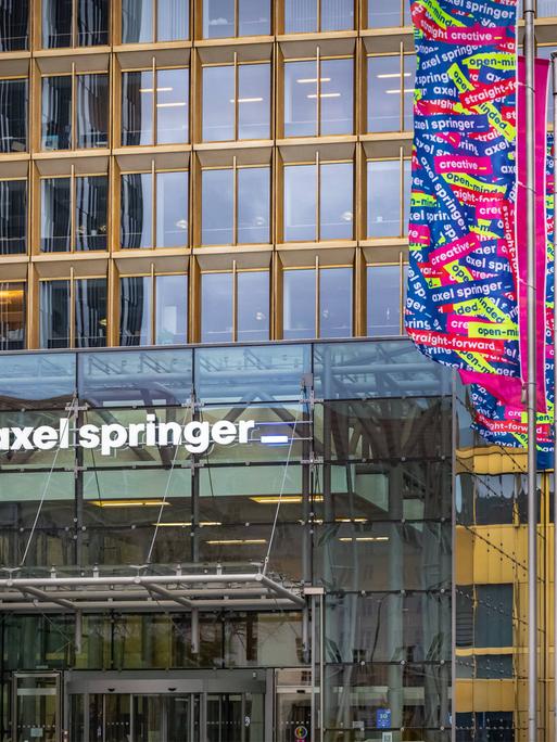 Der Eingang zur Unternehmenszentrale der Axel Springer SE in Berlin