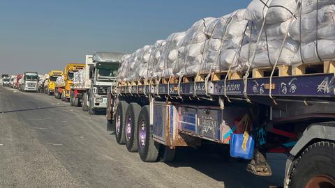 Das Foto zeigt Lastwagen mit humanitären Hilfsgütern am Grenzübergang Rafah zwischen Ägypten und dem Gazastreifen.