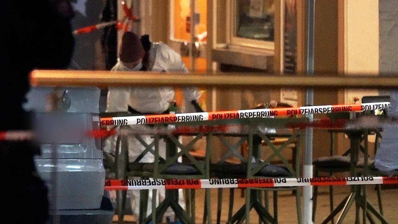 Ein Mitarbeiter der Spurensicherung untersucht den Tatort in der Fußgängerzone in der Innenstadt von Bielefeld. Ein Mitarbeiter der Spurensicherung untersucht den Tatort in der Fußgängerzone in der Innenstadt von Bielefeld.