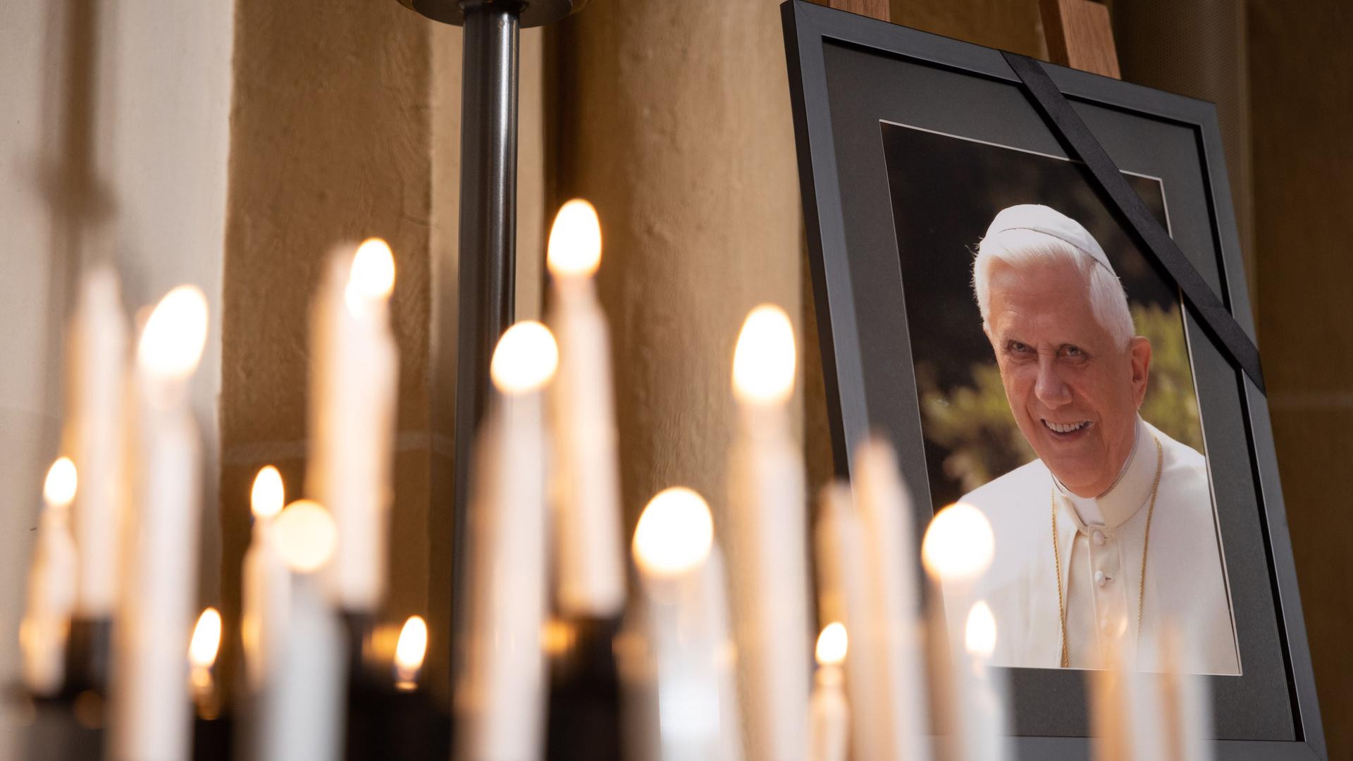 Ein Bild mit dem emeritierten Papst Benedikt XVI. steht im Dom St. Maria, St. Liborius, St. Kilian von Paderborn