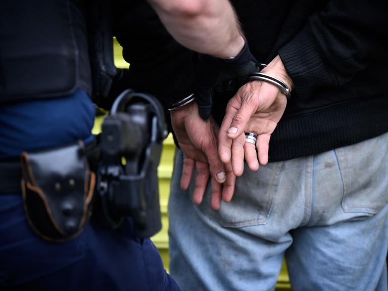 Polizeibeamte der Berliner Polizei legen am Kottbusser Tor in Kreuzberg einem mutmaßlichen Drogen-Dealer Handfesseln an (Symbolbild)