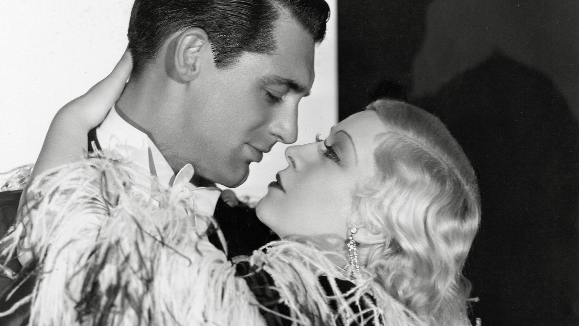 Cary Grant and Mae West in einer Kuss Szene im Film "I'm No Angel", 1933 Paramount, Hollywood.