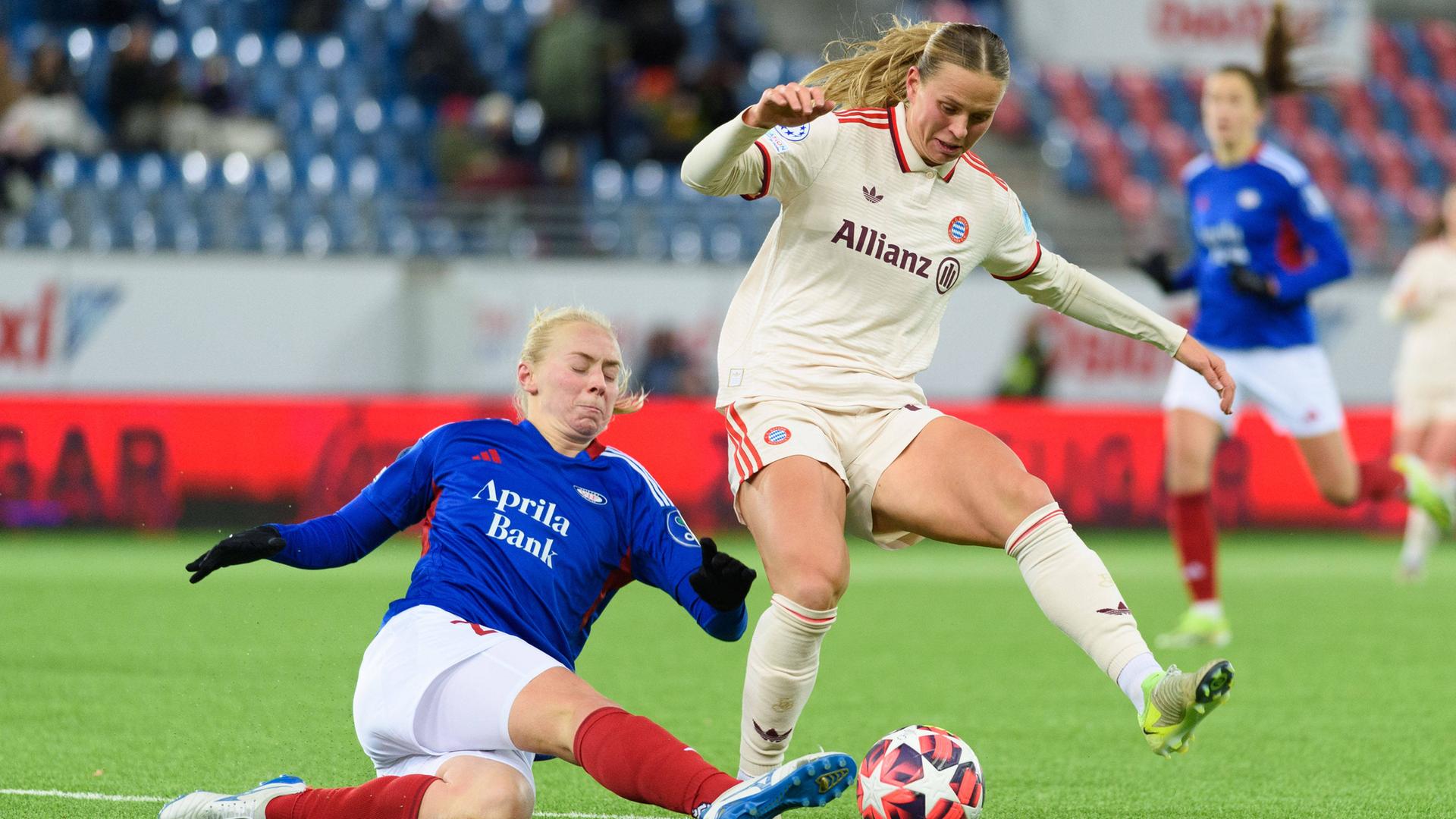 Klara Bühl und Sara Horte im Zweikampf während des Spiels zwischen Vålerenga Oslo und Bayern München Klara Bühl und Sara Horte im Zweikampf während des Spiels zwischen Vålerenga Oslo und Bayern München