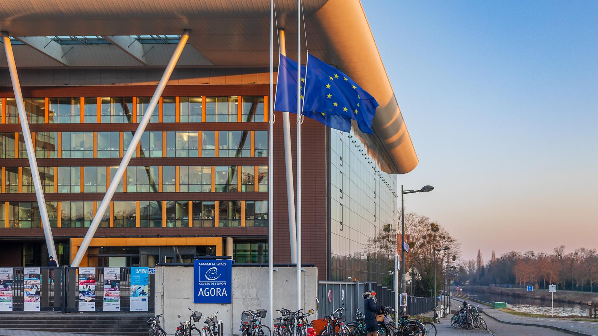 Das Agora-Gebäude des Europarats in Straßburg mit zwei Europafahnen. Das Agora-Gebäude des Europarats in Straßburg mit zwei Europafahnen.
