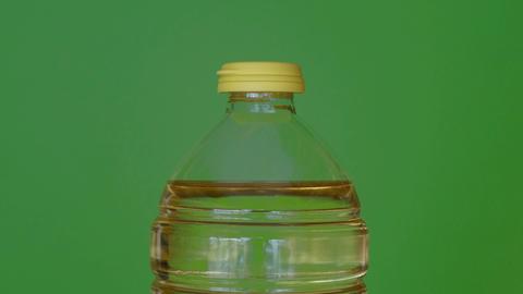 In einer Plastikflasche befindet sich Sonnenblumenöl.