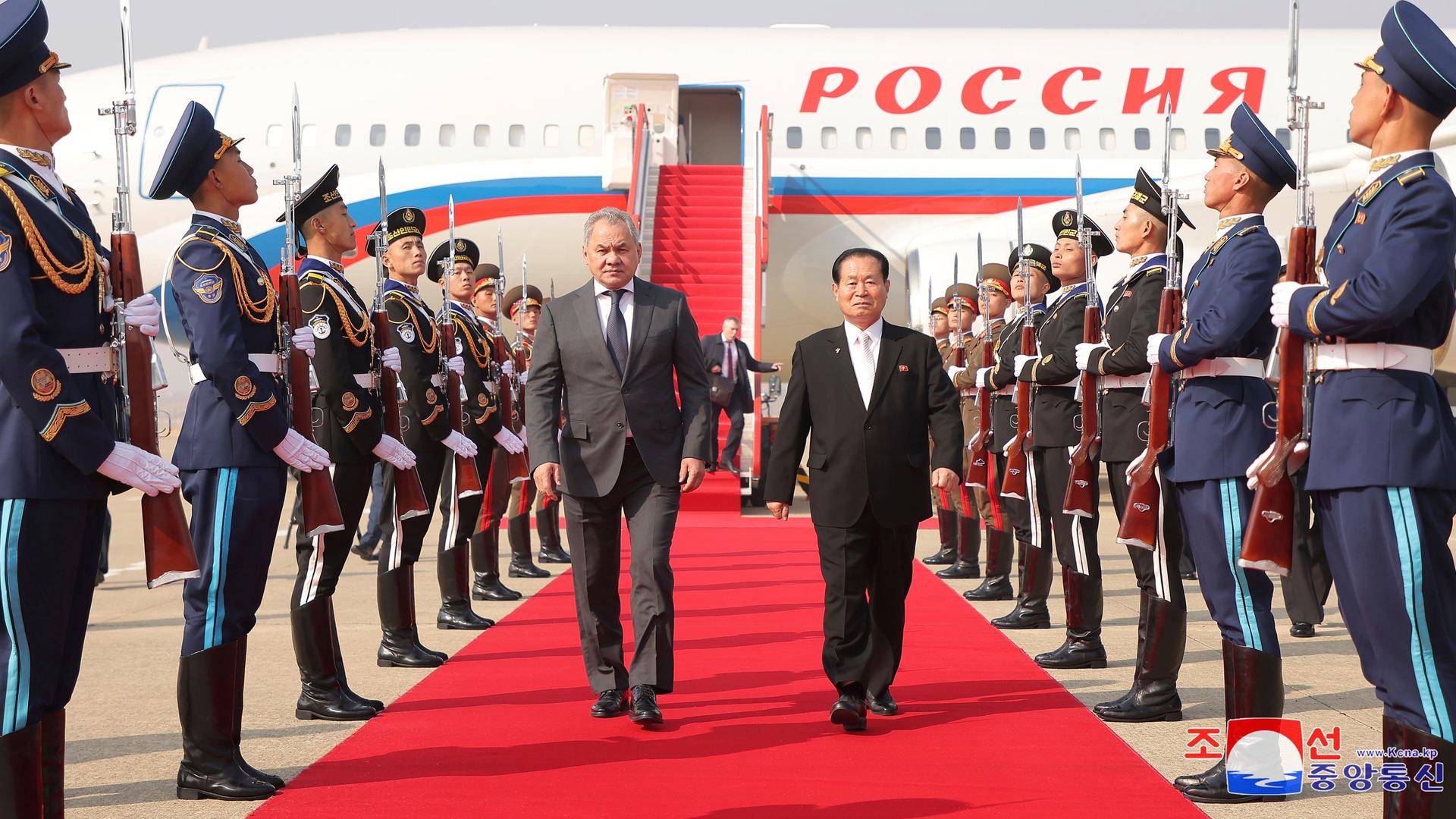 Dieses von der nordkoreanischen Regierung zur Verfügung gestellte Foto zeigt den Sekretär des russischen Sicherheitsrates, Schoigu (M,l), der auf dem Flughafen von Pjöngjang von Parteisekretär Park Chung-cheon (M,r) empfangen wird. 