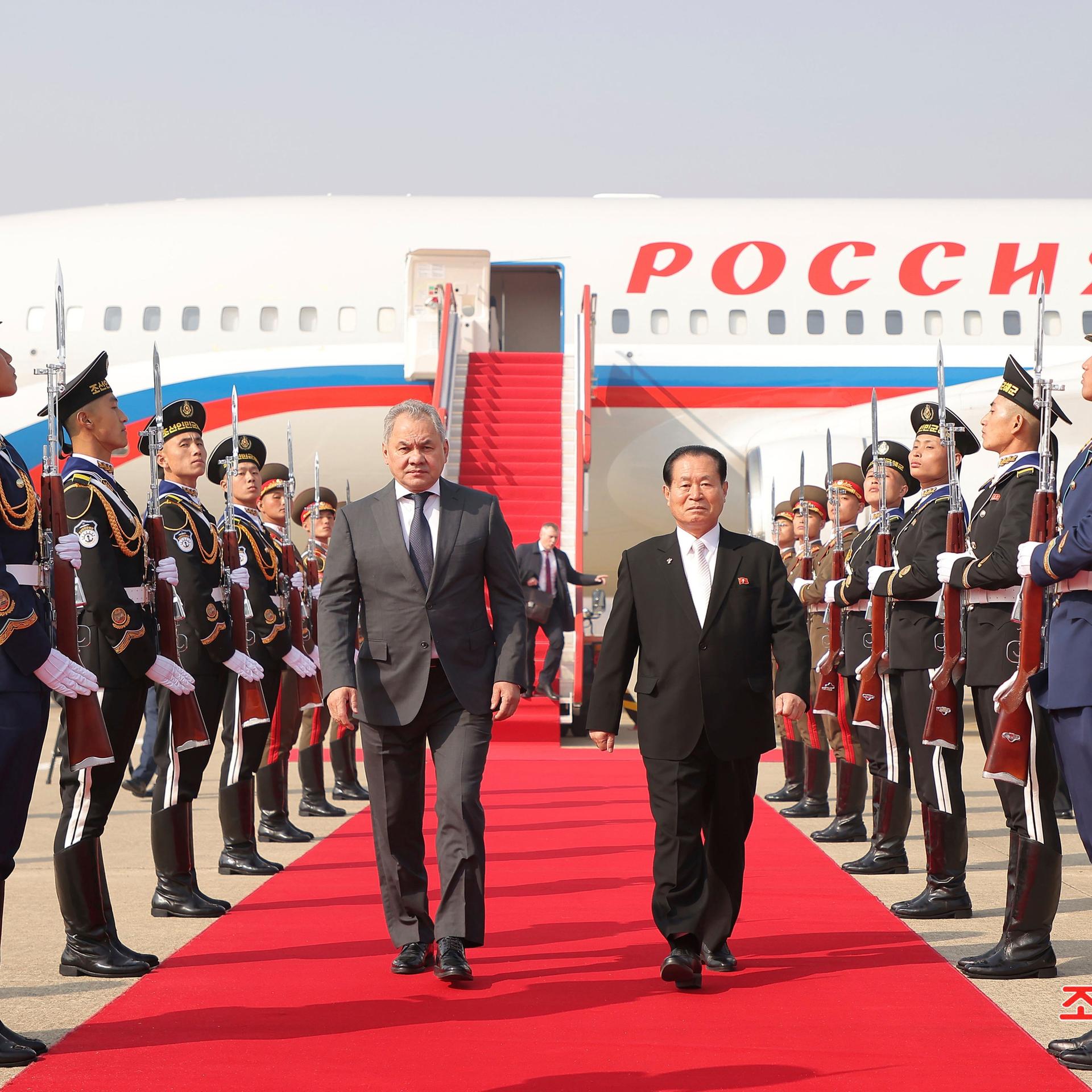 Dieses von der nordkoreanischen Regierung zur Verfügung gestellte Foto zeigt den Sekretär des russischen Sicherheitsrates, Schoigu (M,l), der auf dem Flughafen von Pjöngjang von Parteisekretär Park Chung-cheon (M,r) empfangen wird. 