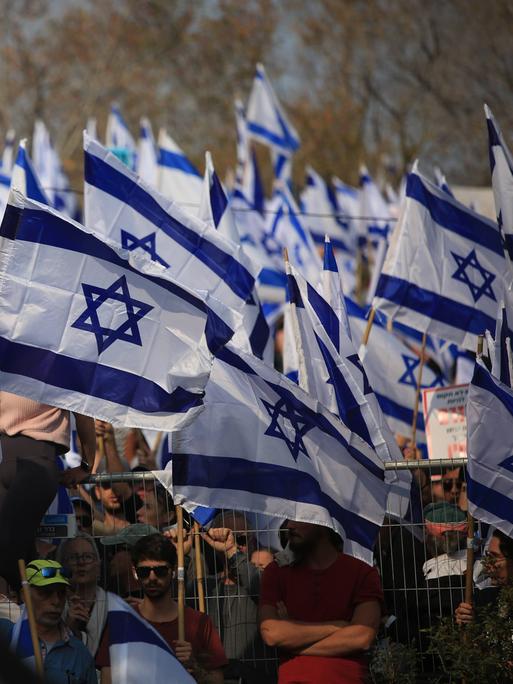Israel-Flaggen bei einer Demonstration