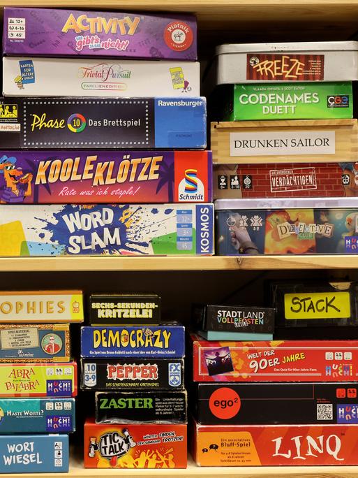 Brettspiele in einem Regal