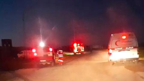 Man sieht drei beleuchtete Wagen mit Warnlichtern.