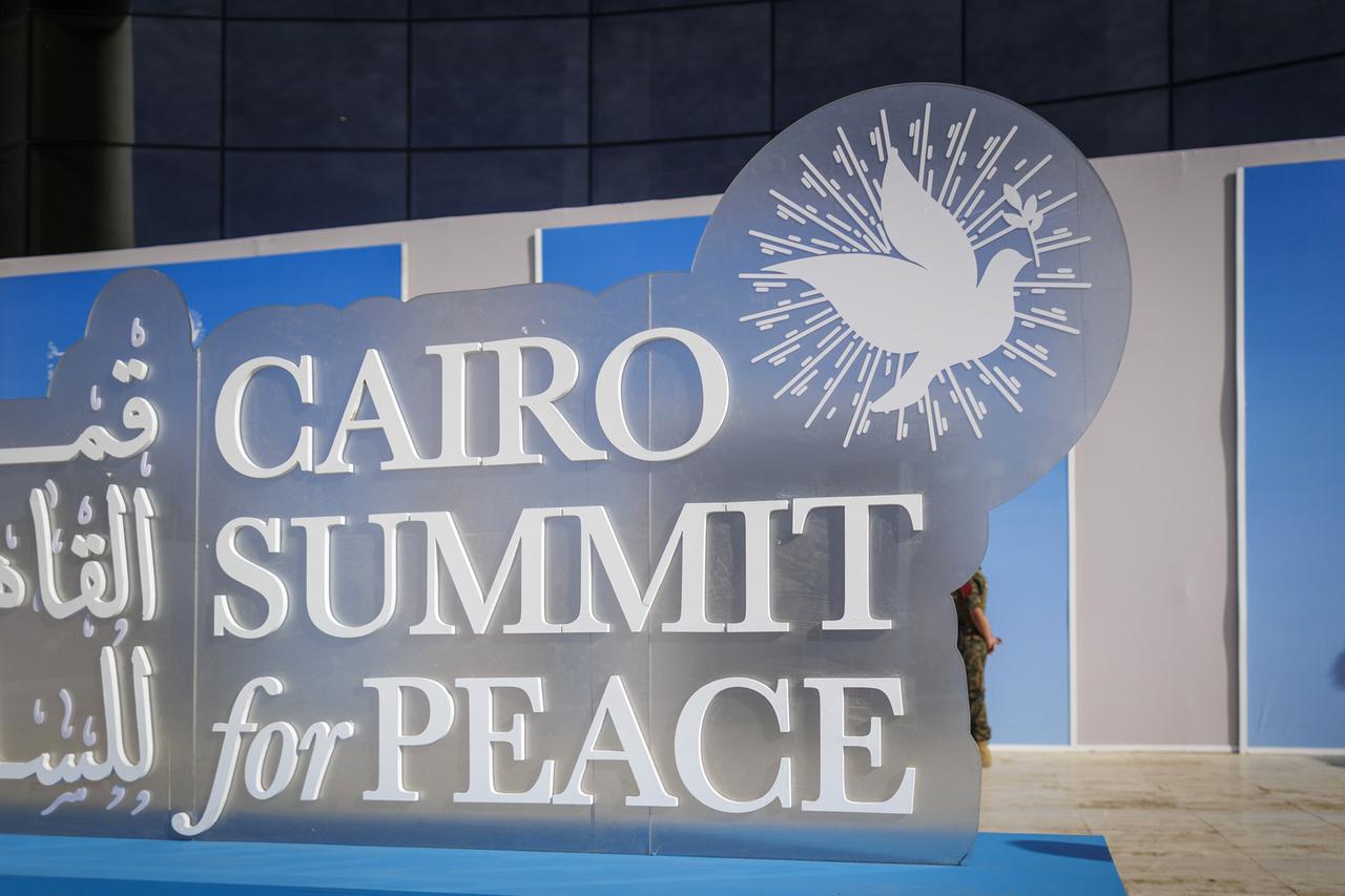 Aufnahme des Schriftzugs und Logos des Cairo Summit for Peace in Kairo, 21.10.2023.