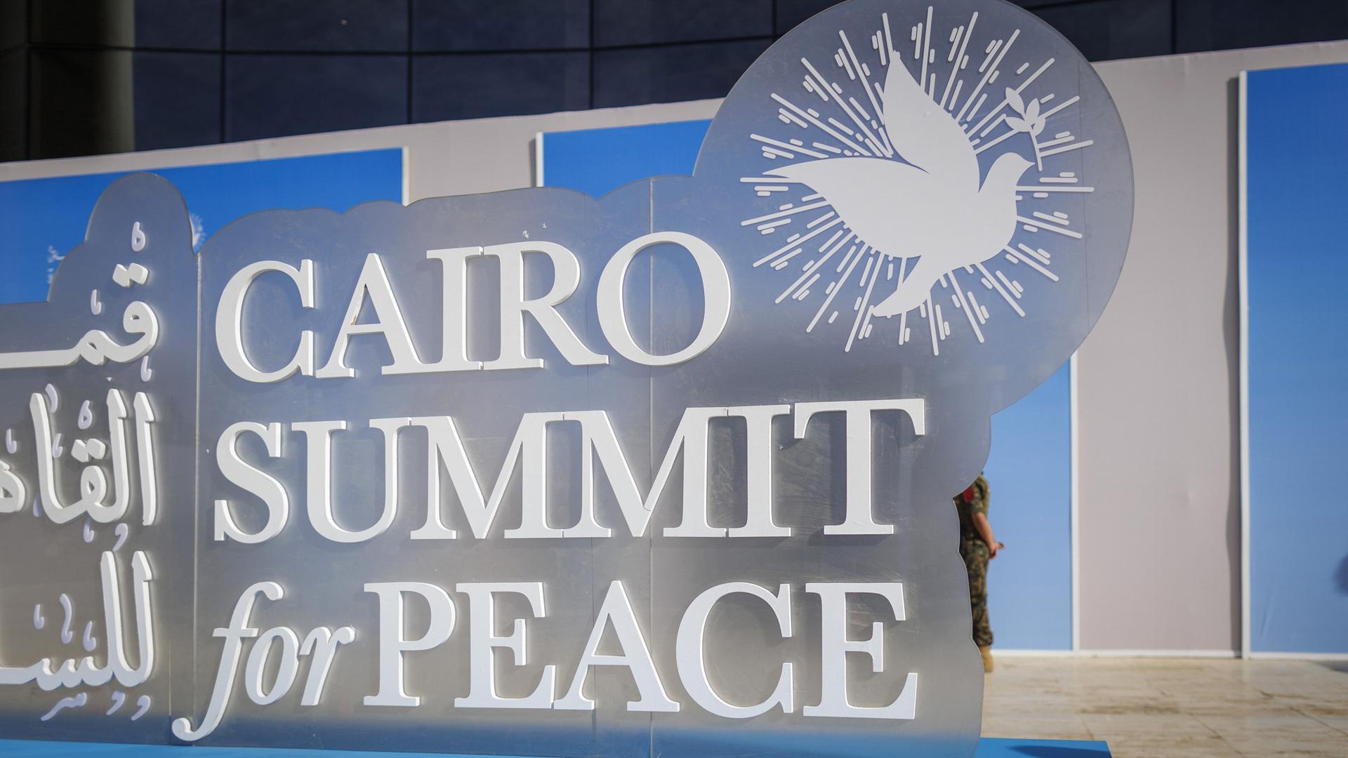 Aufnahme des Schriftzugs und Logos des Cairo Summit for Peace