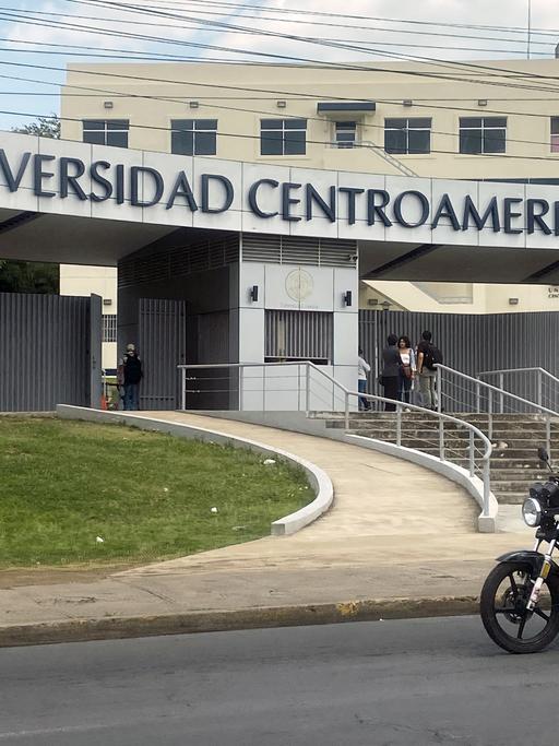 Der Eingang zu einem Gebäude der Universidad Centroamericana in Nicaraguas Hauptstadt Managua