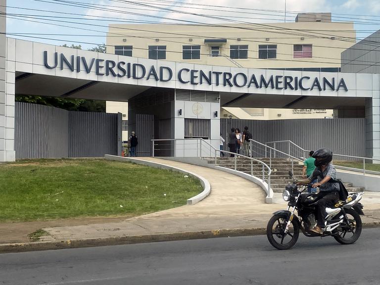 Der Eingang zu einem Gebäude der Universidad Centroamericana in Nicaraguas Hauptstadt Managua