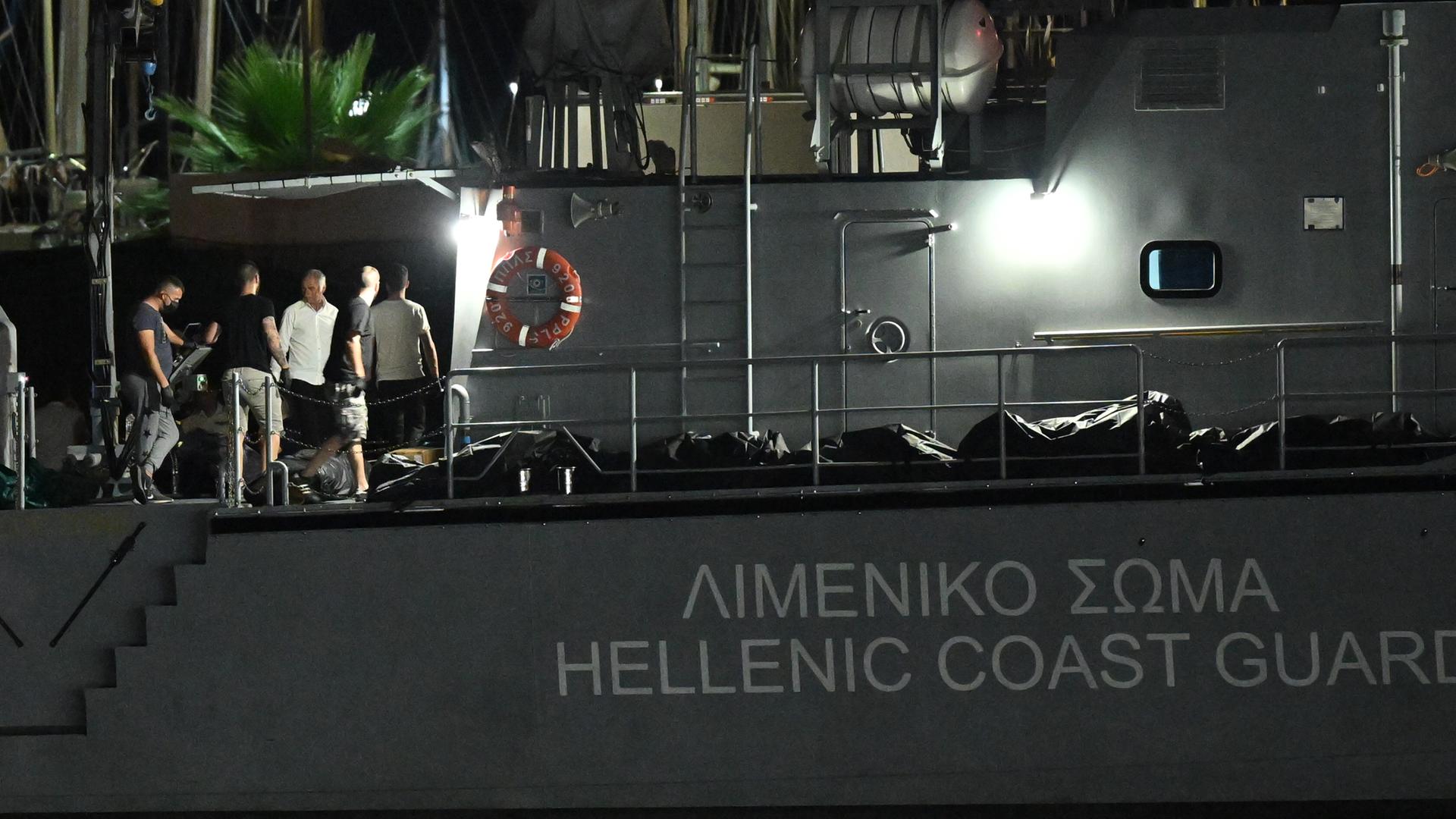 Eine griechische Marinefregatte im Hafen von Kalamata transportiert die bisher geborgenen Opfer aus dem Schiffswrack des gesunkenen Flüchtlingsbootes vor Pylos.