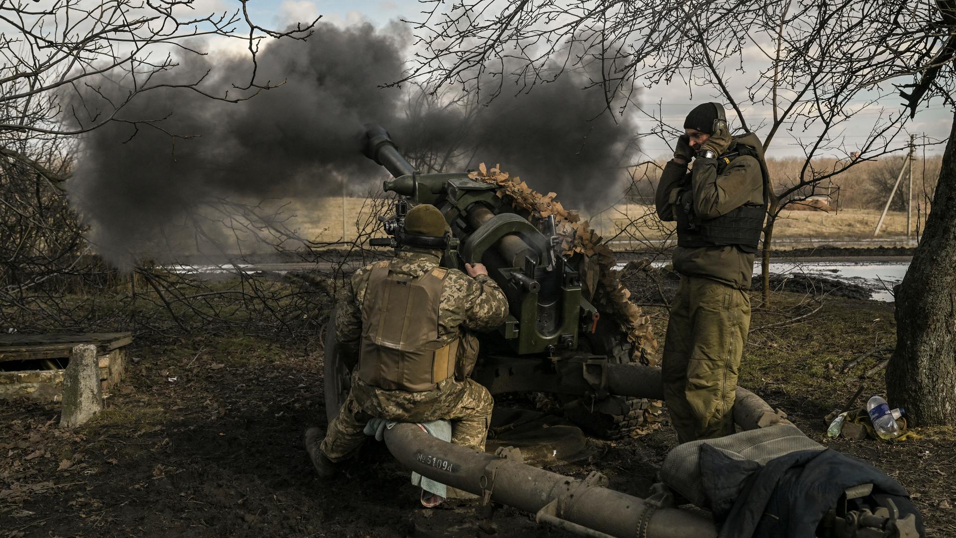 Das Foto zeigt ukrainische Soldaten, die ein Geschütz in Richtung russischer Positionen bei Bachmut abfeuern.