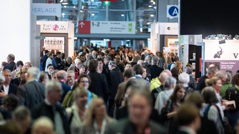 Publikum der Frankfurter Buchmesse 2025 auf dem Weg zu den Verlagsständen Publikum der Frankfurter Buchmesse 2025 auf dem Weg zu den Verlagsständen
