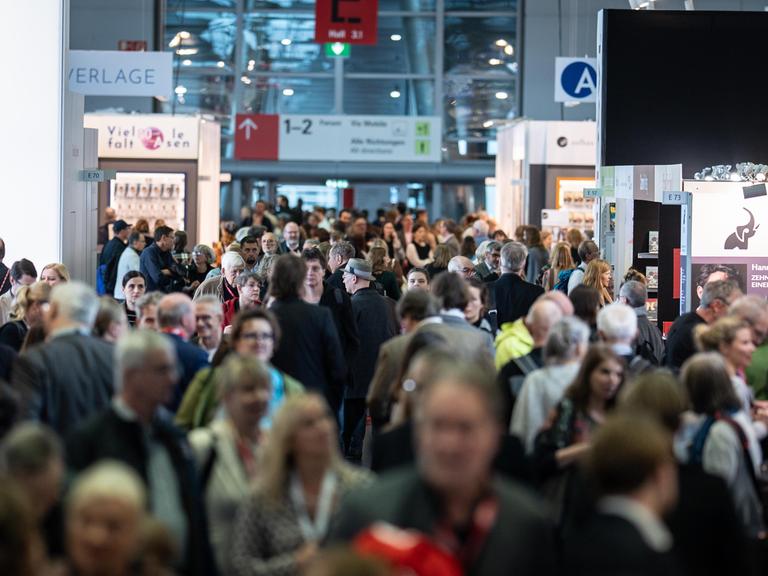 Publikum der Frankfurter Buchmesse 2025 auf dem Weg zu den Verlagsständen