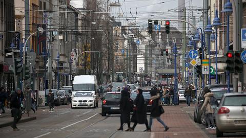 Passanten gehen über die Weseler Strasse im Stadteil Marxloh. 