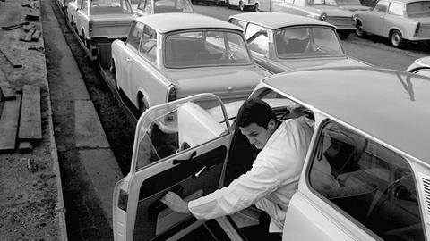 Auf einem Freigelände im VEB Sachsenring Automobilwerk Zwickau werden Zweitakt-Pkw vom Typ Trabant für die Auslieferung bereit gestellt, aufgenommen 1970. 