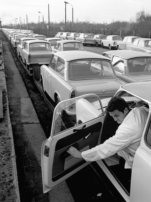 Auf einem Freigelände im VEB Sachsenring Automobilwerk Zwickau werden Zweitakt-Pkw vom Typ Trabant für die Auslieferung bereit gestellt, aufgenommen 1970. 