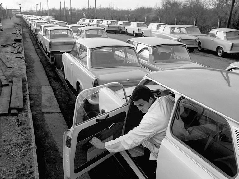 Auf einem Freigelände im VEB Sachsenring Automobilwerk Zwickau werden Zweitakt-Pkw vom Typ Trabant für die Auslieferung bereit gestellt, aufgenommen 1970. 