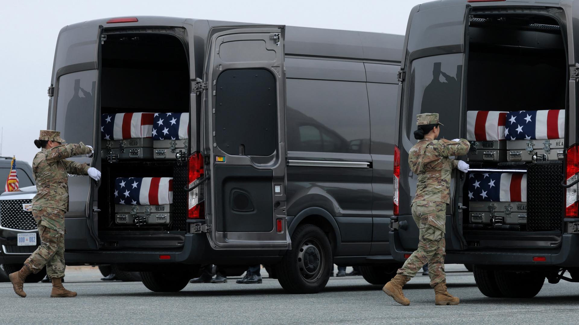 Angehörige des US-Militärs schließen am 7. März 2026 auf einem Flugplatz in Delaware zwei Fahrzeuge, in denen die Särge von getöteten US-Soldaten aufgebahrt sind. Angehörige des US-Militärs schließen am 7. März 2026 auf einem Flugplatz in Delaware zwei Fahrzeuge, in denen die Särge von getöteten US-Soldaten aufgebahrt sind.