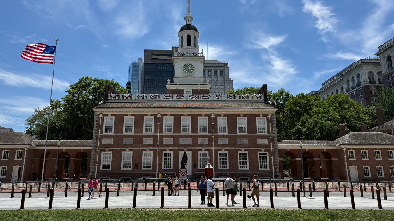 Neben der Independence Hall in Philadelphia weht eine Flagge der USA