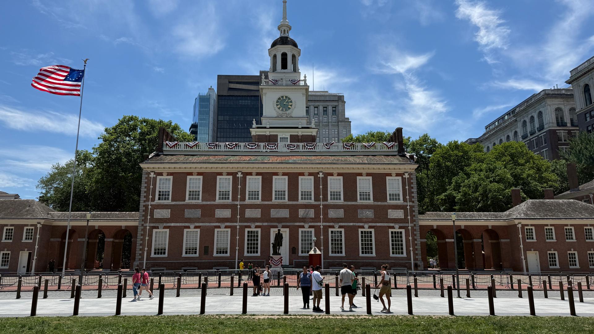 Neben der Independence Hall in Philadelphia weht eine Flagge der USA Neben der Independence Hall in Philadelphia weht eine Flagge der USA