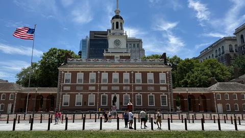 Neben der Independence Hall in Philadelphia weht eine Flagge der USA