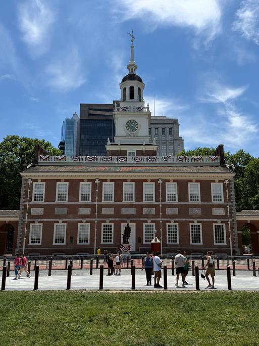 Neben der Independence Hall in Philadelphia weht eine Flagge der USA