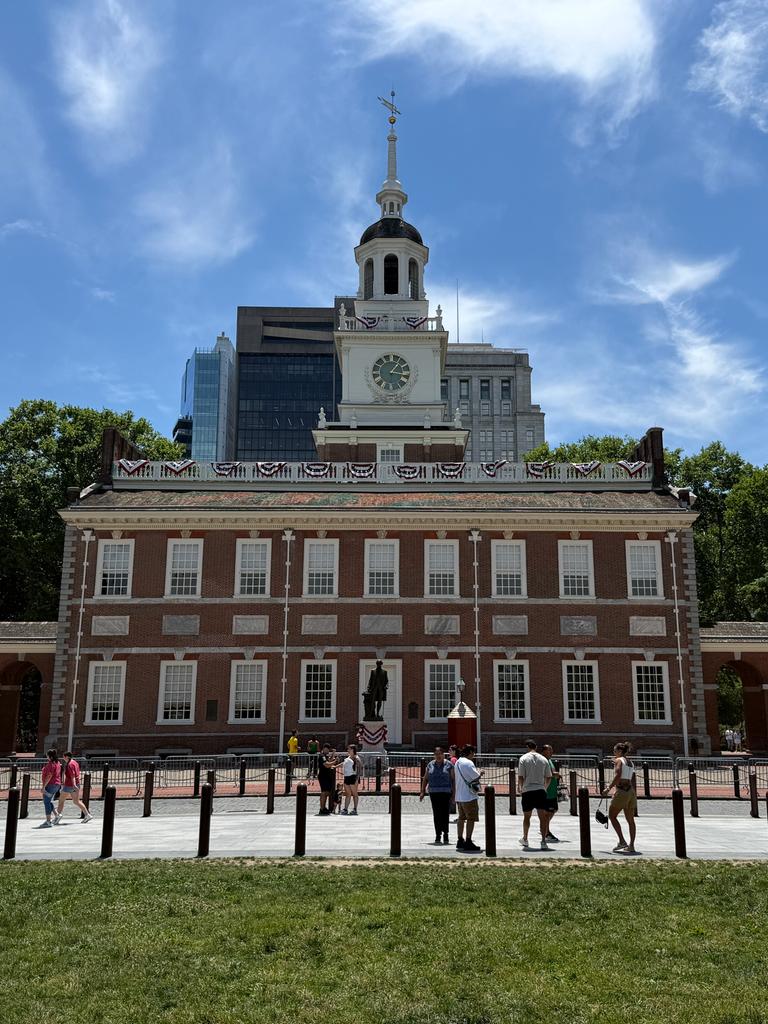 Neben der Independence Hall in Philadelphia weht eine Flagge der USA