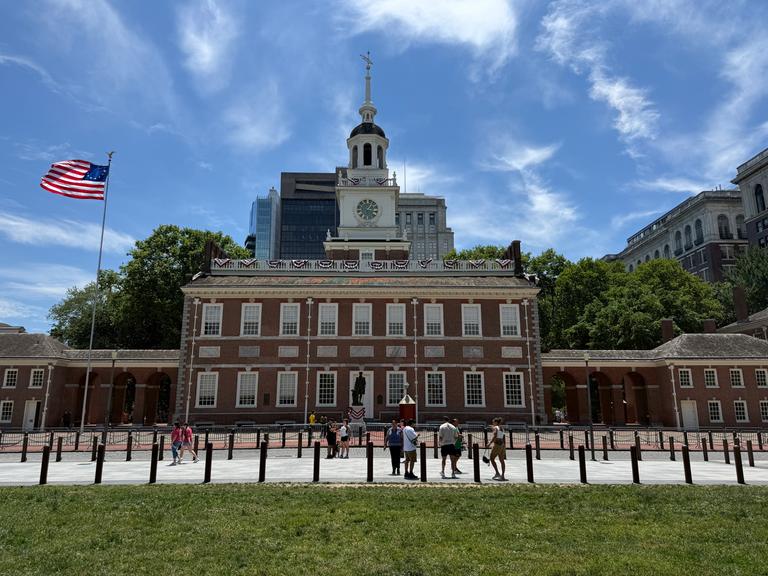 Neben der Independence Hall in Philadelphia weht eine Flagge der USA