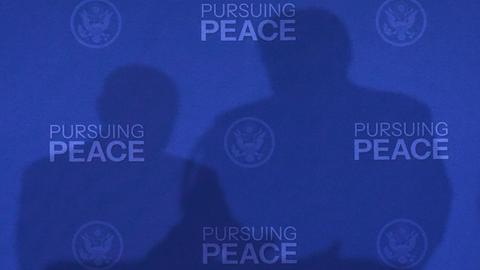 Die Schatten von Präsident Donald Trump (rechts) und Russlands Präsident Wladimir Putin sind zu sehen bei einer gemeinsamen Pressekonferenz auf der Joint Base Elmendorf-Richardson in Alaska