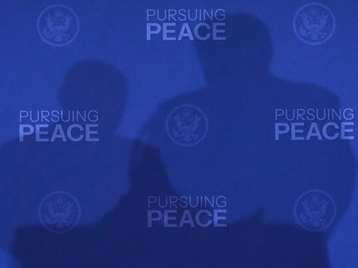 Die Schatten von Präsident Donald Trump (rechts) und Russlands Präsident Wladimir Putin sind zu sehen bei einer gemeinsamen Pressekonferenz auf der Joint Base Elmendorf-Richardson in Alaska