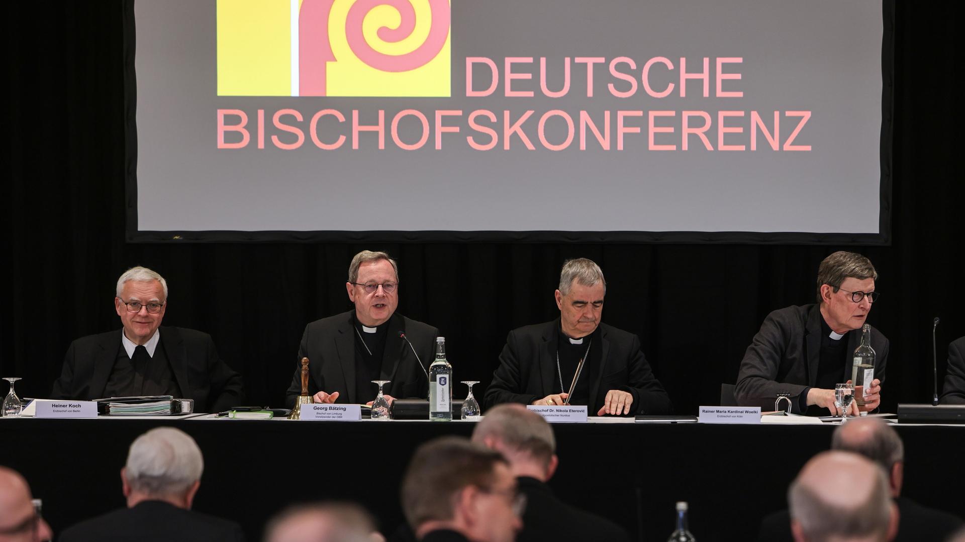 10.03.2025: Georg Bätzing, Vorsitzender der Deutschen Bischofskonferenz (2.v.l.), eröffnet die Frühjahrsvollversammlung der Deutschen Bischofskonferenz. 10.03.2025: Georg Bätzing, Vorsitzender der Deutschen Bischofskonferenz (2.v.l.), eröffnet die Frühjahrsvollversammlung der Deutschen Bischofskonferenz.