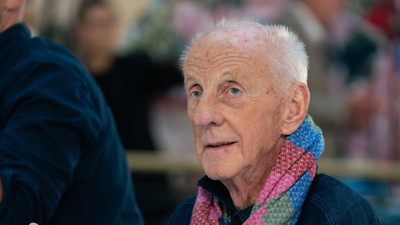 Paul Costelloe im Portrait mit einem bunten Schal bei der London Fashion Week im September 2025 