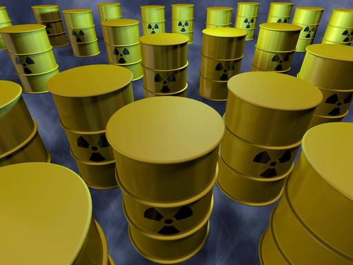 Viele Atommüllfässer stehen in einem Raum.