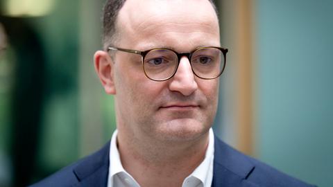 Jens Spahn trägt eine Brille und schaut an der Kamera vorbei