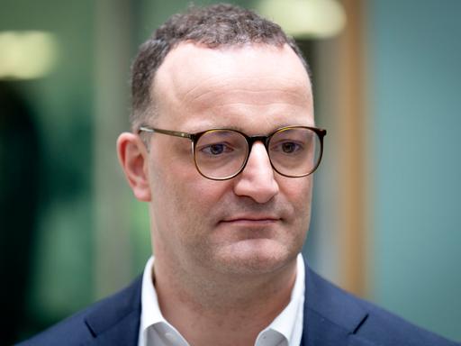 Jens Spahn trägt eine Brille und schaut an der Kamera vorbei Jens Spahn trägt eine Brille und schaut an der Kamera vorbei